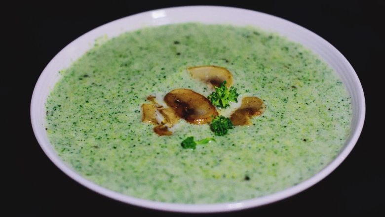 西兰花蘑菇浓汤,关火，倒入碗里，将之前留出的蘑菇片轻轻的放出汤面上。