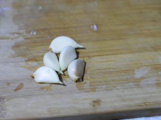 西兰花蘑菇浓汤,大蒜去皮。