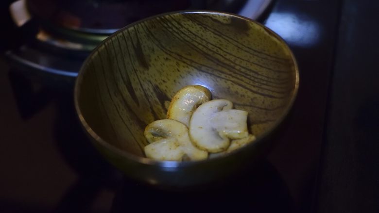 西兰花蘑菇浓汤,蘑菇两面金黄后夹出备用。