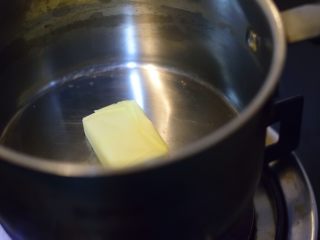 西兰花蘑菇浓汤,小火加热一口奶锅，放入黄油。