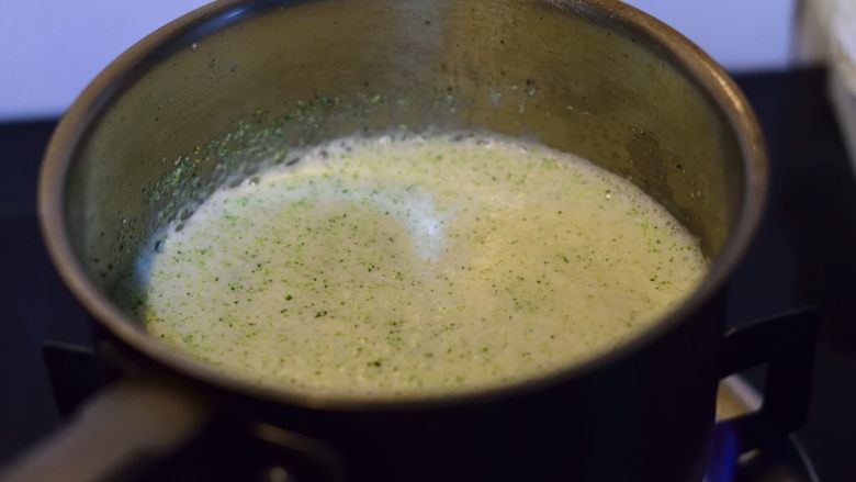 西兰花蘑菇浓汤,重新开火，小火加热，时不时搅拌一下。牛奶容易溢锅，要小心。