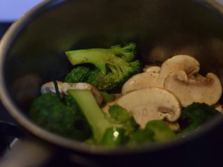 西兰花蘑菇浓汤,转大火，倒入西兰花和其余蘑菇，颠锅，炒至略焦。