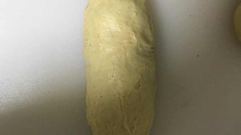 全麦豆沙麻薯肉松软欧面包,2个全部做好，收口向下放在烤盘上进行2次发酵。