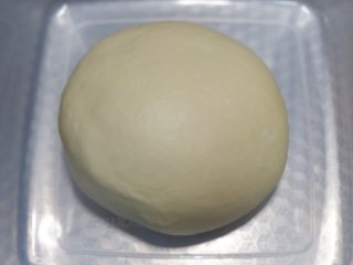 卡通面包—熊猫表情包,放入容器盖上保鲜膜，室温发酵至2.5倍大。