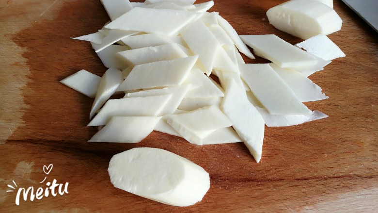 里脊肉炒山药,然后把切口朝下放，用刀切成类似平行四边形一样的薄片。