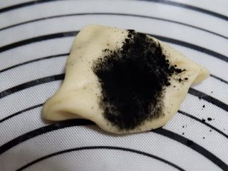卡通面包—熊猫表情包,步骤9分出来的50g面团，加入1g竹炭粉