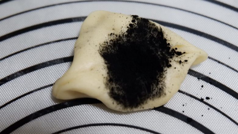 卡通面包—熊猫表情包,步骤9分出来的50g面团，加入1g竹炭粉