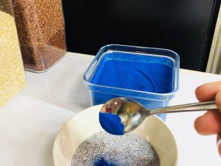 独角兽配色奇亚籽布丁,黑色奇亚籽布丁加2g藻蓝蛋白，充分搅拌，直到颜色均匀！