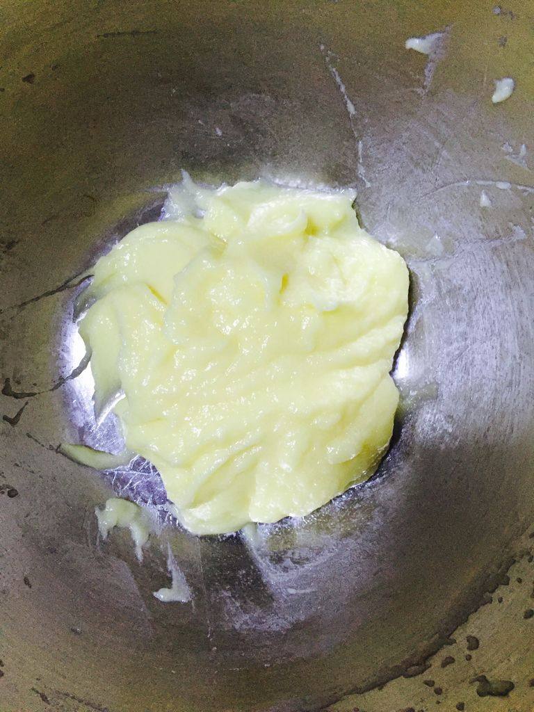 奶酪布丁,用打蛋器搅拌顺滑；