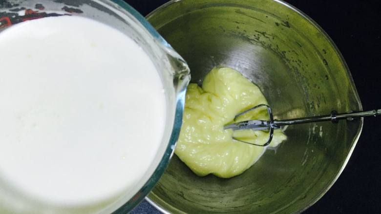 奶酪布丁,将牛奶混合液体倒入奶酪糊中；