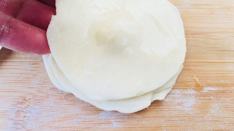 京酱肉丝
                    ——附春饼做法,在饺子皮的一面刷薄薄的一层油，15张一摞