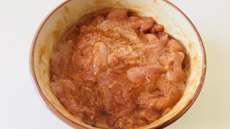 京酱肉丝
                    ——附春饼做法,当一勺油淋在肉丝上面，腌制20分钟。