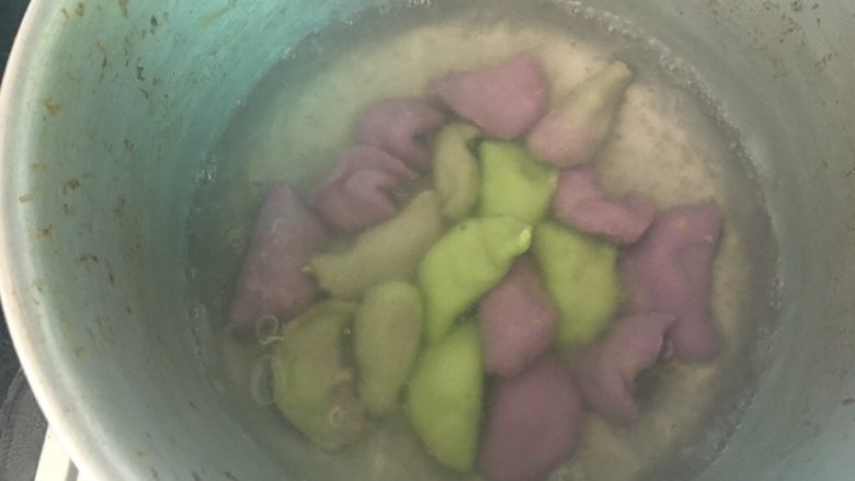 宝宝辅食#彩色水饺#,水开后倒入饺子，待水开后再加入半碗冷水，如此两次，饺子就熟了
