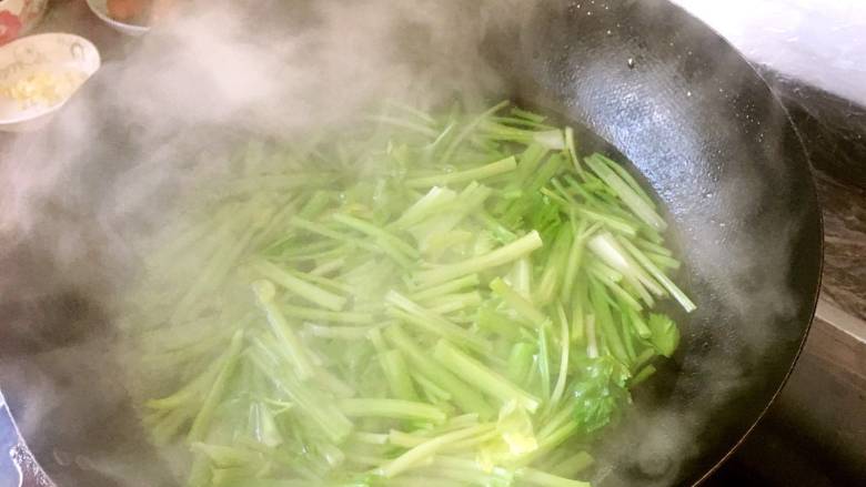 凉拌木耳芹菜,锅中烧开水，加一小勺油，下芹菜，煮半分钟；