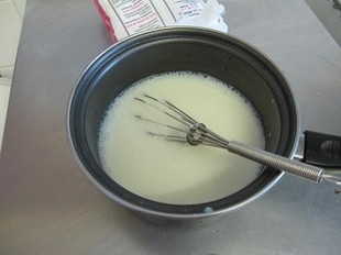 炸牛奶,将加热后的牛奶晾凉后，倒入放有保鲜膜的模具中，用手压实，放入冰箱冷冻