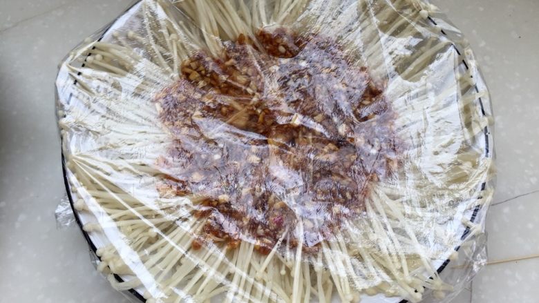 我爱蒜蓉系列➕蒜蓉粉丝金针菇,蒙上保鲜膜，以免有水蒸气落在菜上，牙签扎几个洞