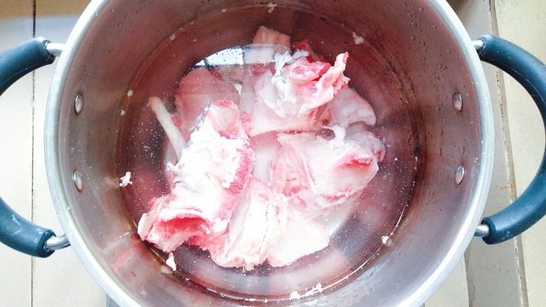 牛骨汤牛肉丸肥牛火锅,放到锅里加入适量的冷水，放灶上开大火焯下水！