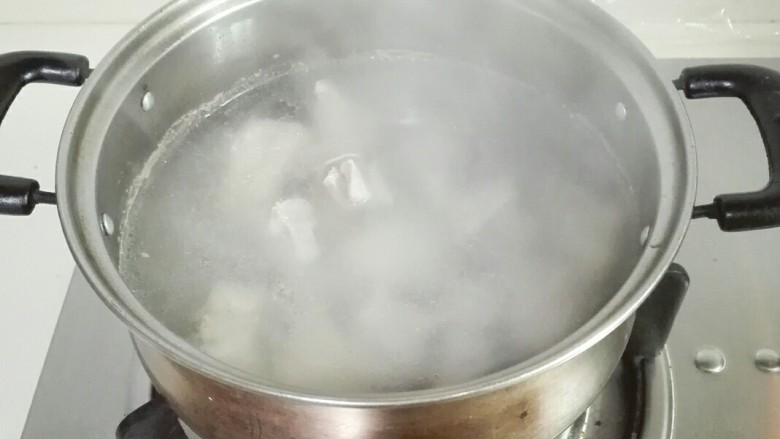 电饭煲+淡菜藕块小排汤,重新放冷水一起烧开撇去浮沫