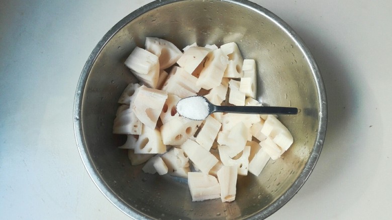 电饭煲+淡菜藕块小排汤,放一小勺盐腌制十五分钟，冲洗干净