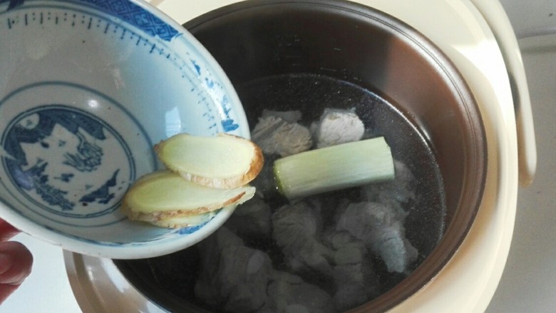 电饭煲+淡菜藕块小排汤,放姜片