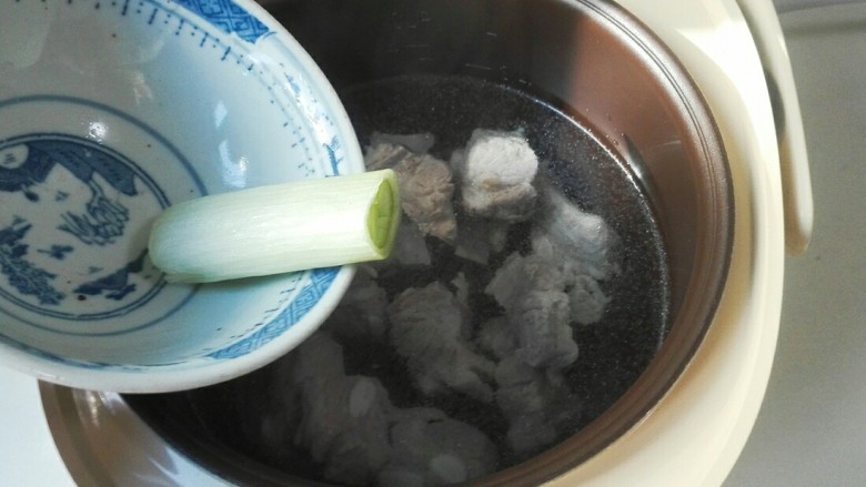 电饭煲+淡菜藕块小排汤,放大葱