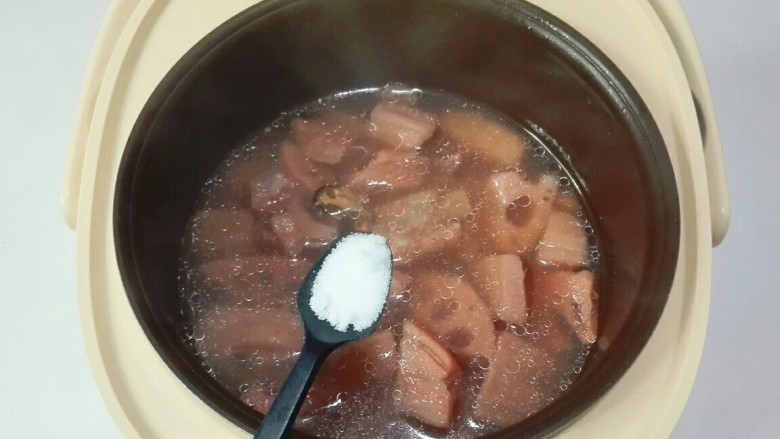电饭煲+淡菜藕块小排汤,最后剩余十分钟时候，放一小勺盐调味