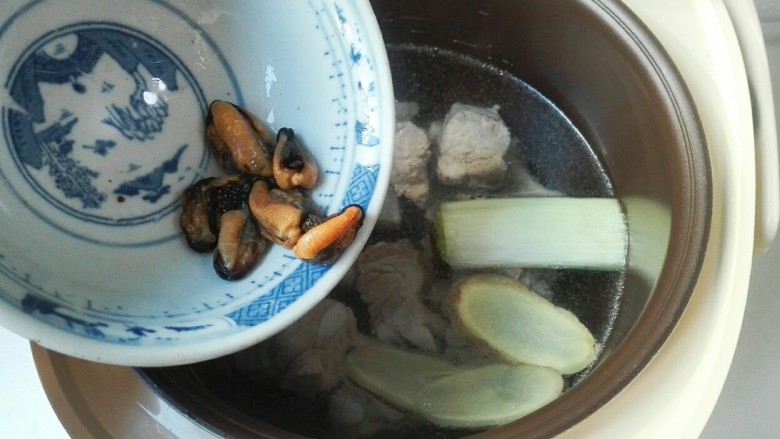 电饭煲+淡菜藕块小排汤,放淡菜