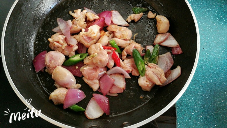 浓情芝士焗香辣鸡腿饭,加入鸡腿肉翻炒至鸡肉变声。