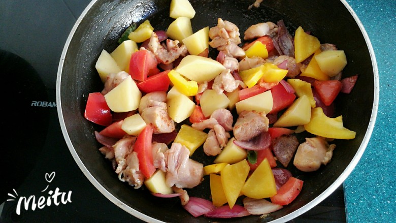 浓情芝士焗香辣鸡腿饭,然后加入土豆、黄椒和西红柿翻炒。