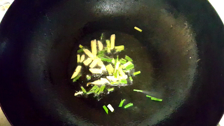 五颜六色炒鸡丝,锅中放油，放入葱，姜，煸出香味。