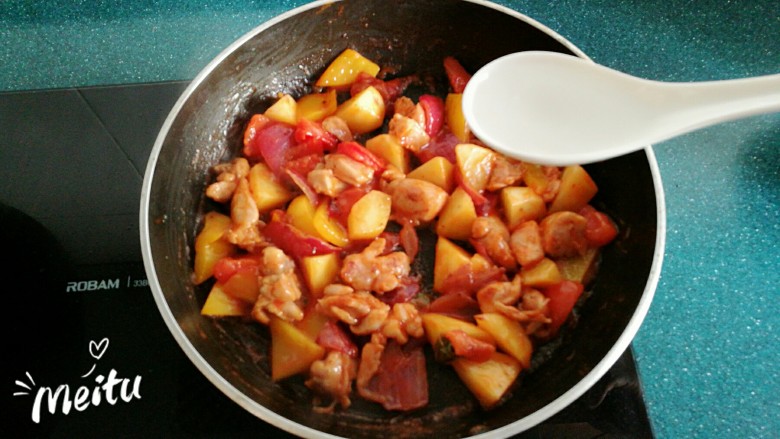 浓情芝士焗香辣鸡腿饭,最后加入3勺清水，翻炒至土豆成熟后关火。