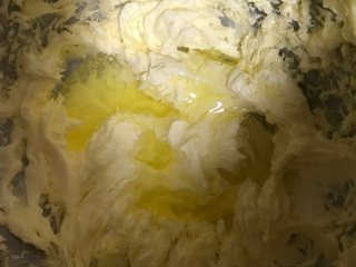 粒粒腰果一口酥,分两次加入蛋液打至融合，注意一次不要加太多，容易水油分离