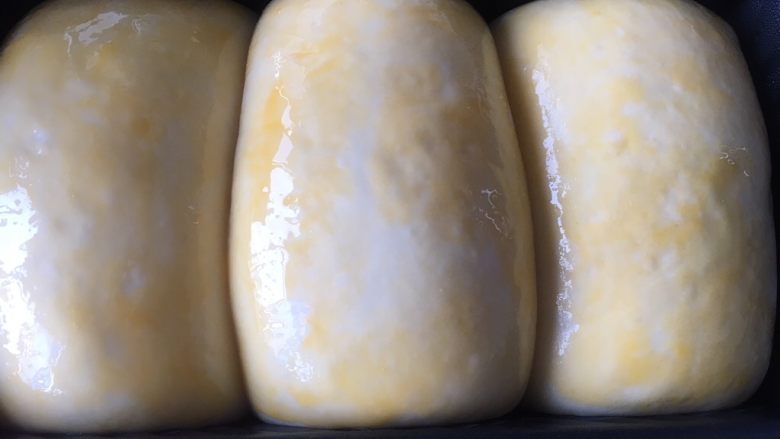 奶酪系列之：波兰种奶酪吐司,表面刷蛋液，烤箱预热180度，约烤45分钟