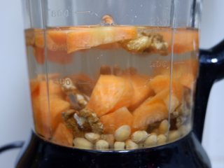胡萝卜核桃豆浆, 一起投入破壁机，加入0.8L的水，选择豆浆程序。