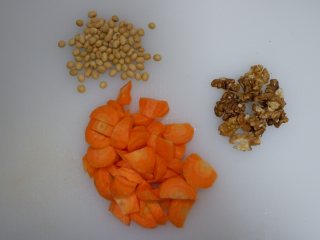胡萝卜核桃豆浆,黄豆泡好之后
将胡萝卜切成丁，核桃准备好
