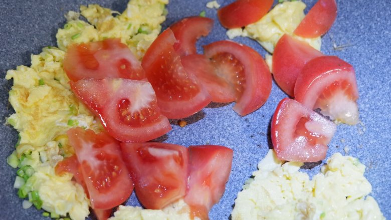 西红柿蛋炒面,放入西红柿，加少许盐，待西红柿断生之后加入鸡蛋混合炒匀