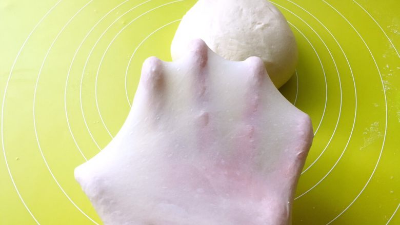 中种奶香吐司,大约推揉15分钟左右，面团光滑，不粘手，切下一小块能撑出有弹性的手套膜