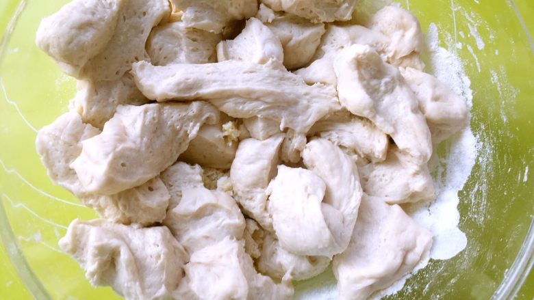 中种奶香吐司,加牛奶活成棉絮状，之后加入切块的酵头面团，一起揉均匀