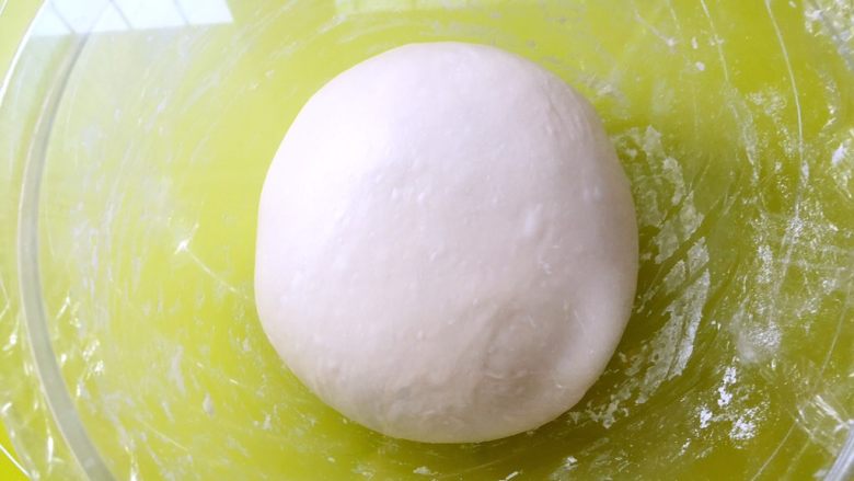 中种奶香吐司,将面团揉均匀，盖保鲜膜室温发酵至两倍大