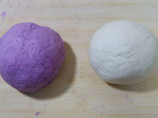 紫薯开花馒头,分别揉成两个光滑的面团，盖保鲜膜醒发20分钟