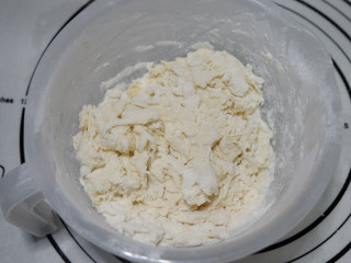 紫薯开花馒头,取一份酵母液，加入200g面粉用筷子搅拌成棉絮，即为白色面团