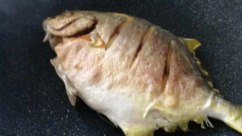 红烧鲳鱼焖茄条,煎好的鱼，煎至两面金黄色。