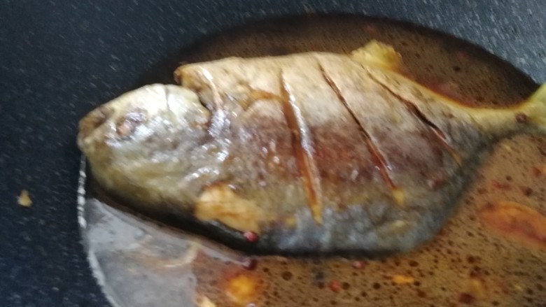 红烧鲳鱼焖茄条,加水，要多加点水，没过鱼两倍，一会还要加茄条。