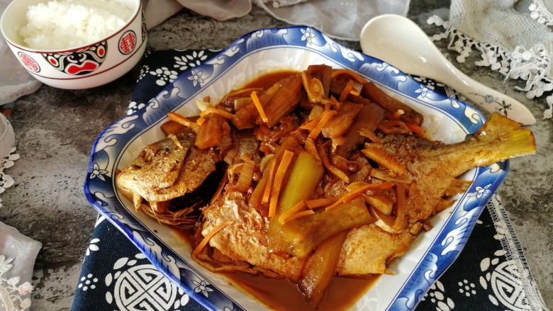 红烧鲳鱼焖茄条,看看吧，香香的鱼和香香的米饭。