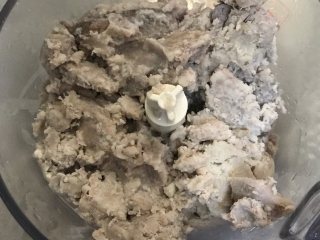 芋泥椰蓉麻薯,取出加入牛奶用料理机，破壁机，擀面杖，你喜欢的方式弄成泥。（喜欢颗粒感的就可以不用弄太碎）