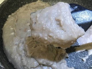 芋泥椰蓉麻薯,炒至玉米油完全吸收，继续翻炒至你觉得开始了干湿程度就可以了，装出放凉备用