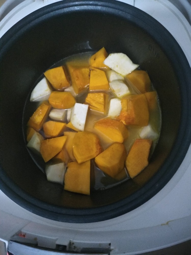 电饭煲-白薯炖南瓜,翻炒至每一块儿南瓜和红薯上都粘有黄油。然后加入水。