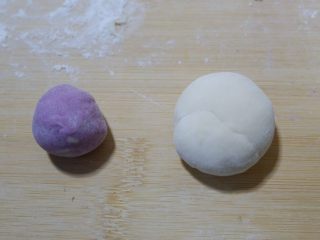 紫薯开花馒头,取15g紫色面团，30g白色面团 反之就将两个颜色的面团克数调换一下
