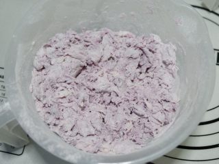 紫薯开花馒头,在取另一份加入180g面粉，20g紫薯粉。用筷子搅拌成棉絮，即为紫色面团