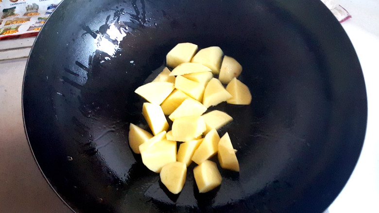 咖喱时蔬,把切好的土豆块放在锅中，翻炒至软。